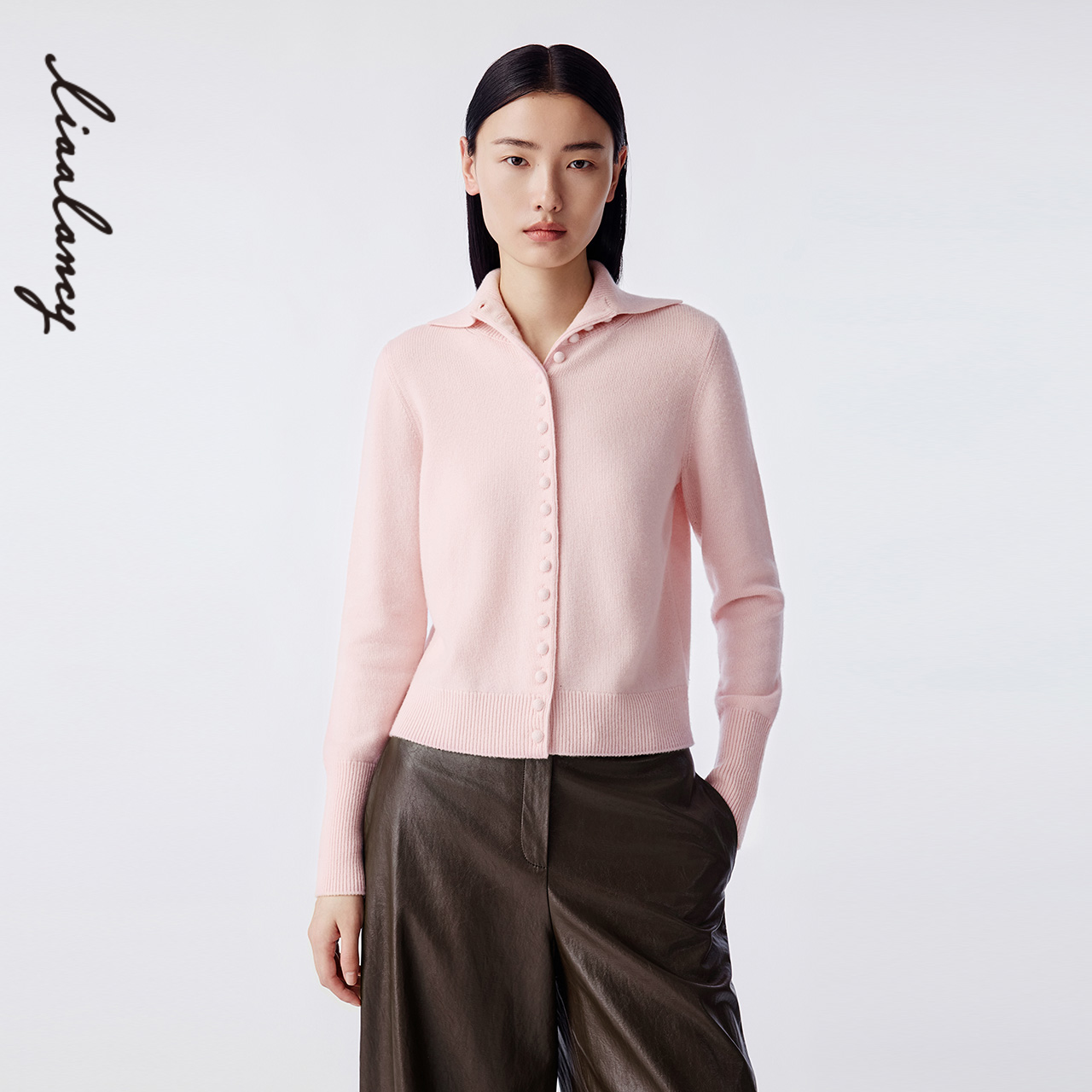 高翻领设计 细密排扣 后领钩织图案