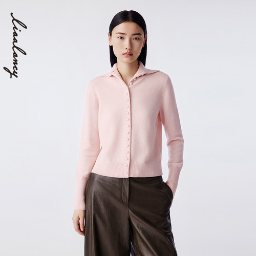 高翻领设计 细密排扣 后领钩织图案