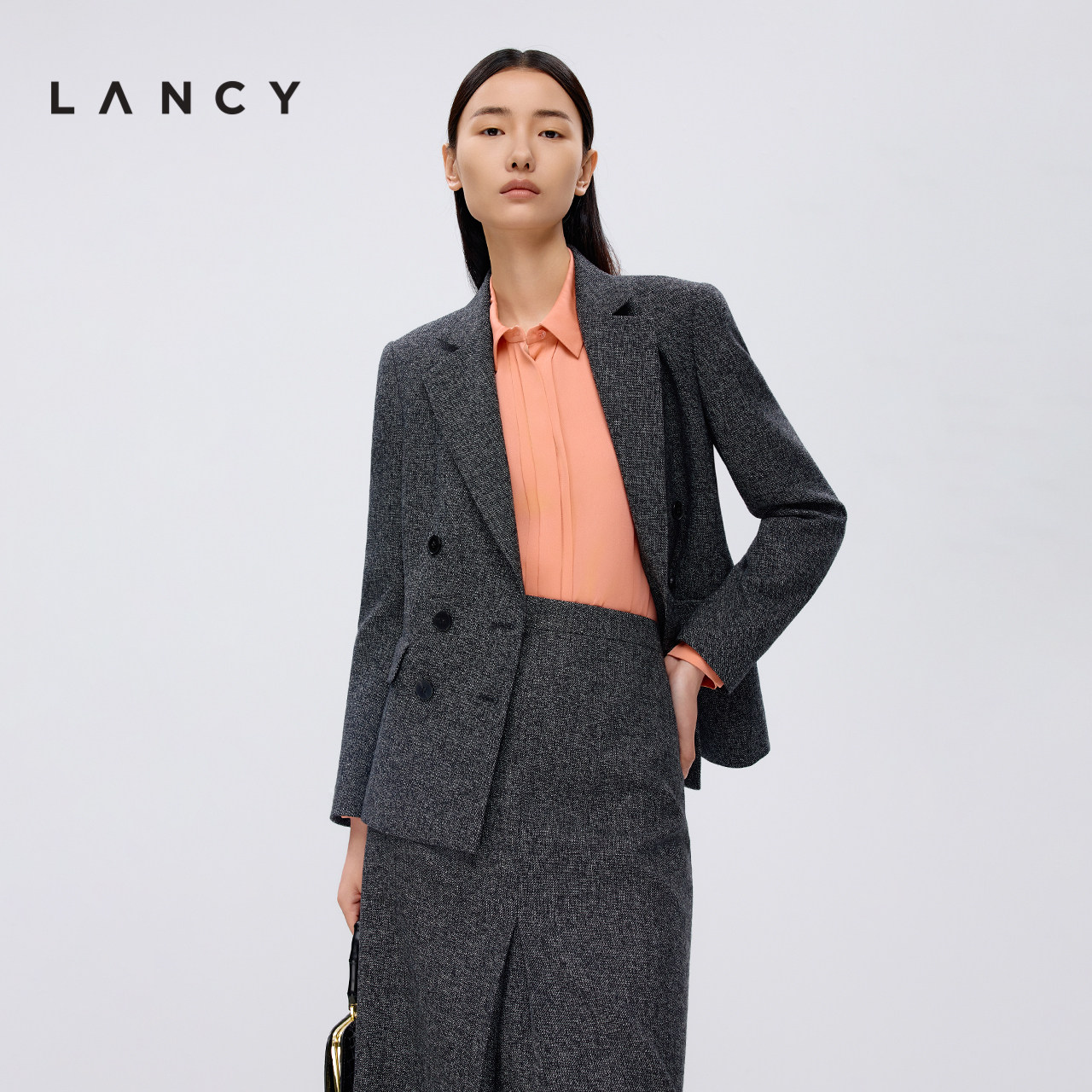 双排纽扣 利落兜盖 收腰设计