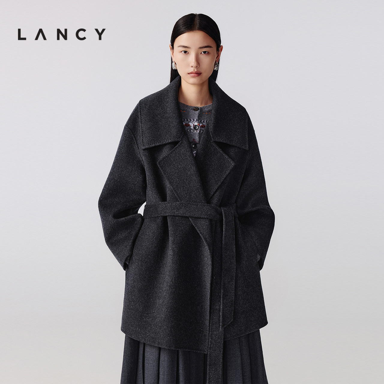 经典廓形 大翻领设计 收腰系带