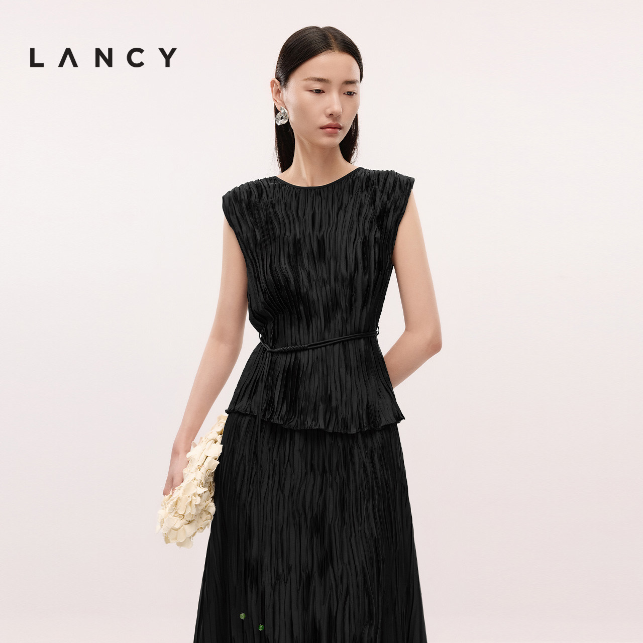 LANCY/朗姿2025夏新款高级感压褶肌理收腰系带黑色无袖衬衫上衣女图片