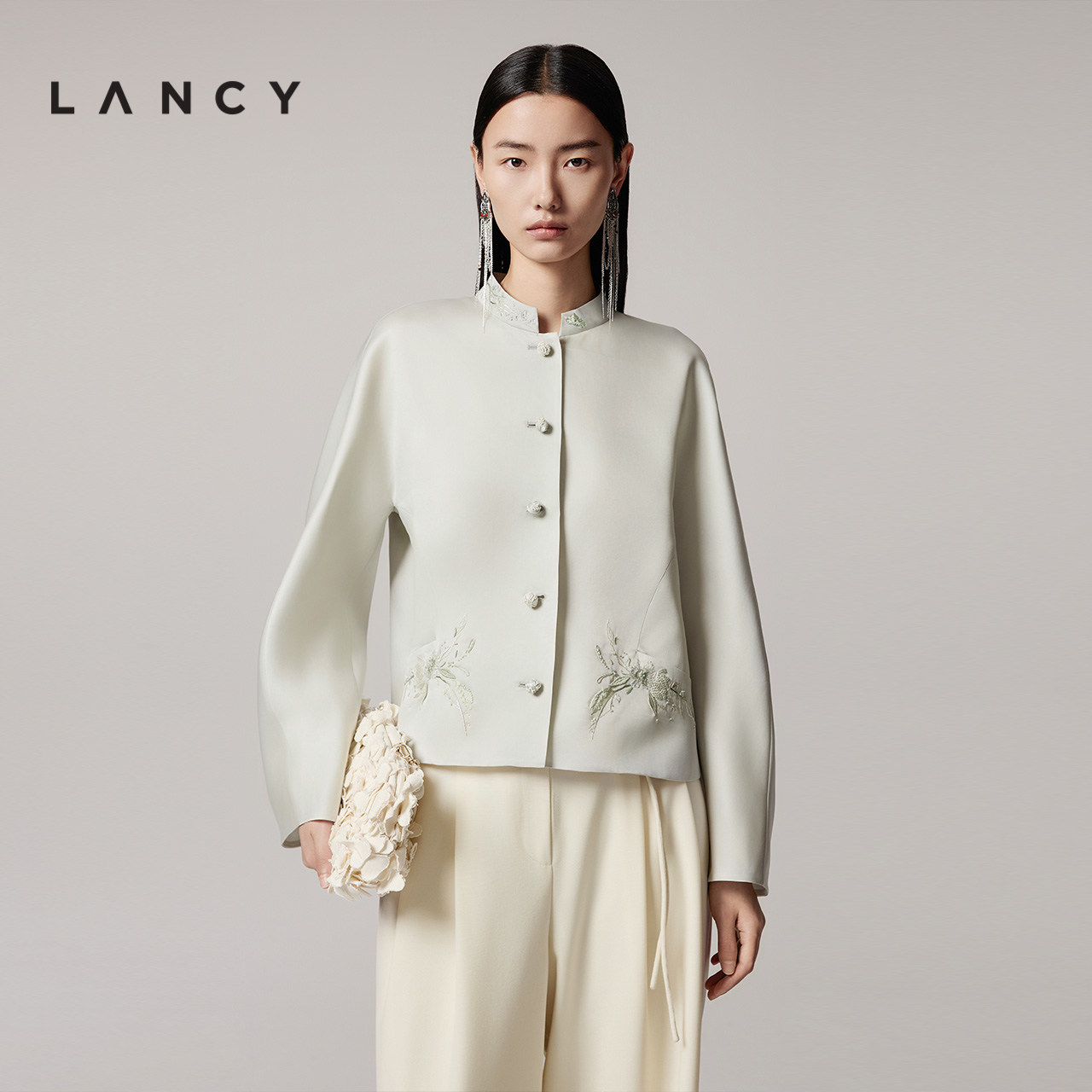 立领短款设计  松弛微A版型 精致同色刺绣