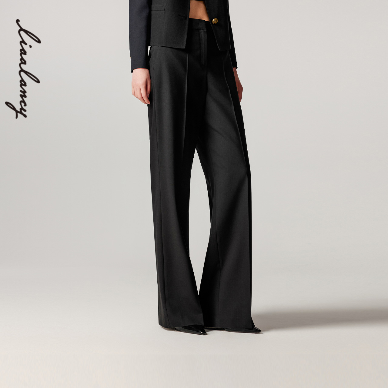 考究面料 直筒版型 立体剪裁