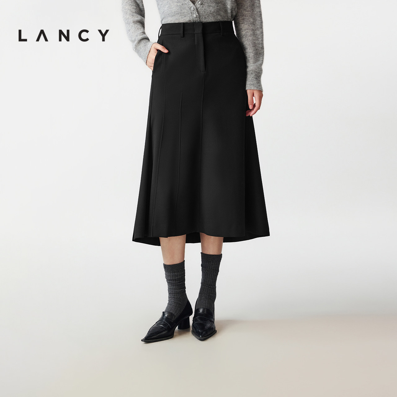 挺括裙身 A字剪裁 斜纹修饰