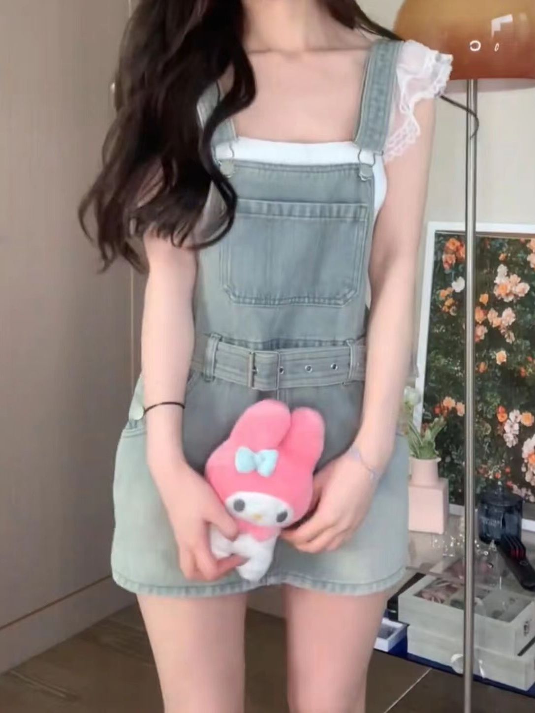夏季辣妹收腰包臂牛仔背带裙裤女+设计感一字肩飞飞袖衬衫两件套