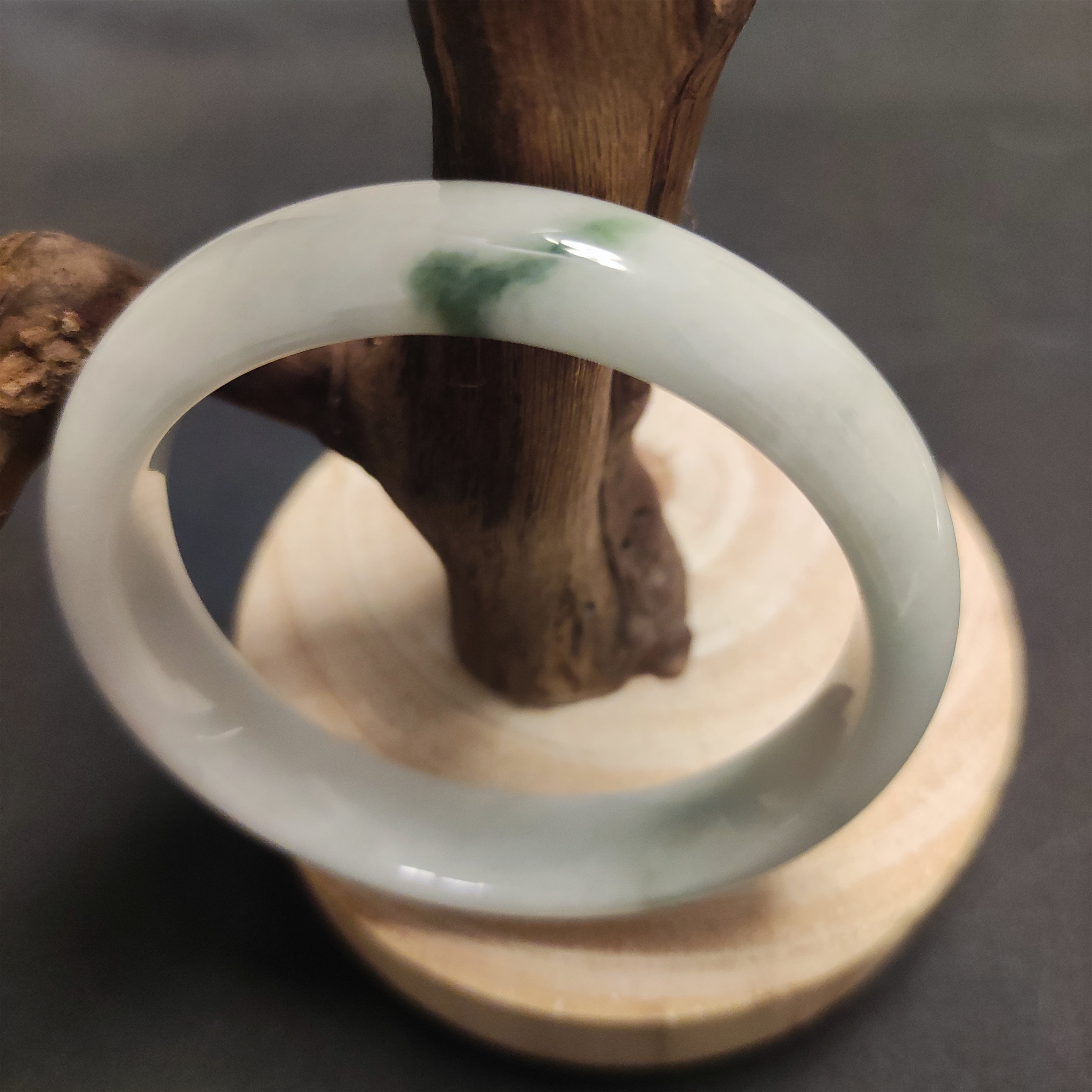 天然翡翠:细糯种牛奶底飘绿花正圈手镯(平安镯)【已结缘】