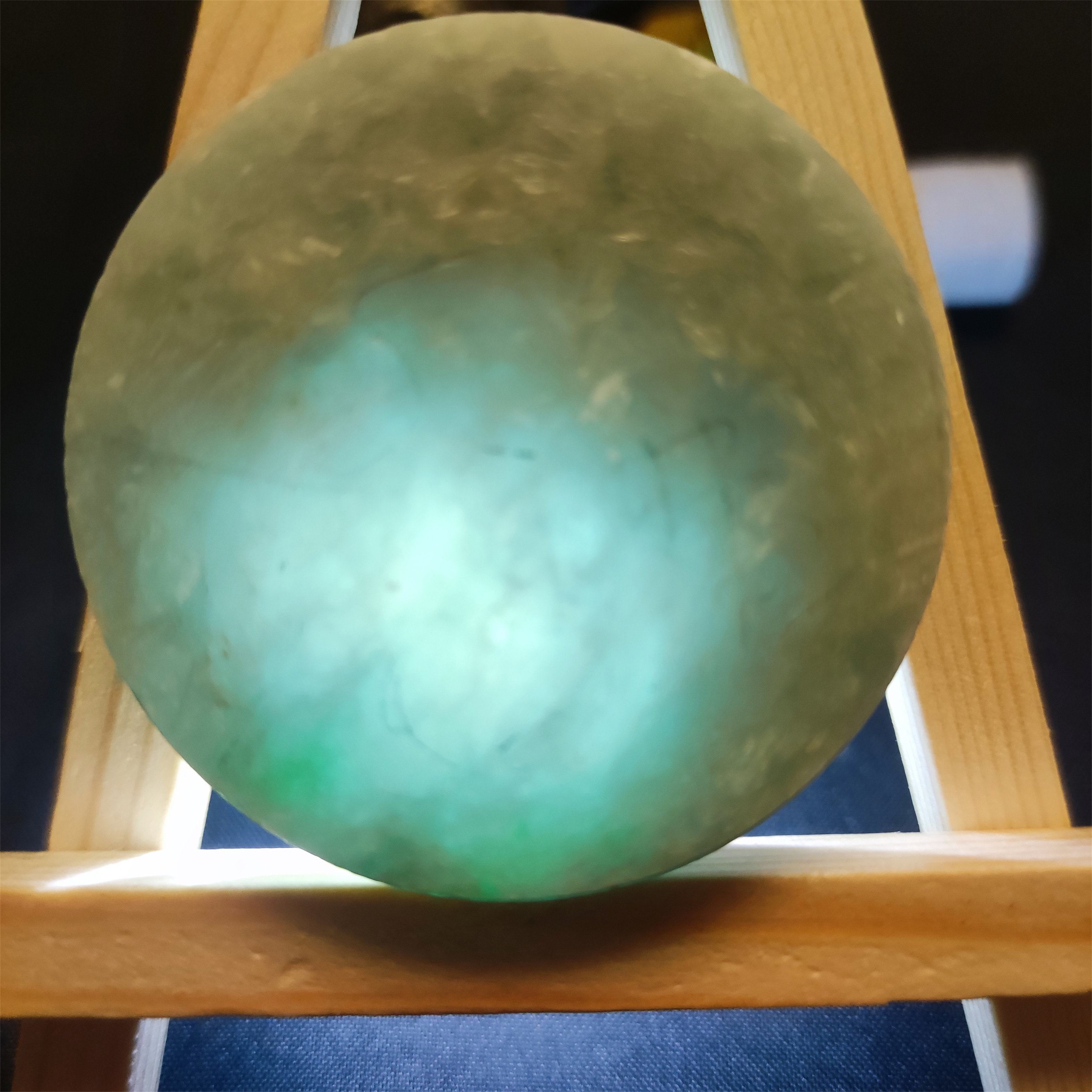 天然翡翠:满圈天空蓝色 飘阳绿花 镯芯原石(未打磨 加工另算)