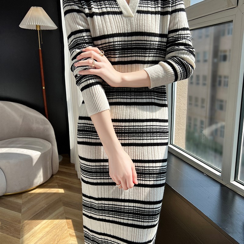 速发秋冬时尚黑白条纹针织连衣裙女翻领羊毛中长款毛衣裙小众过膝