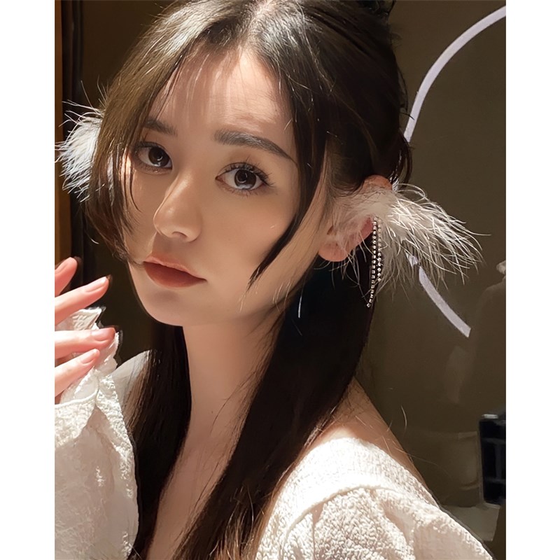 现货秋冬白色羽毛耳饰耳夹仙气水钻流苏耳环小众高级感无耳洞2024