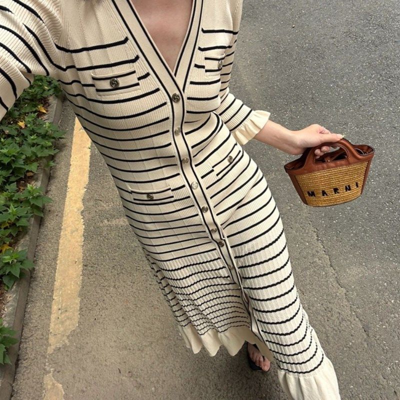 现货别致漂亮V领条纹针织连衣裙女高级感修身显瘦休闲气质荷叶边