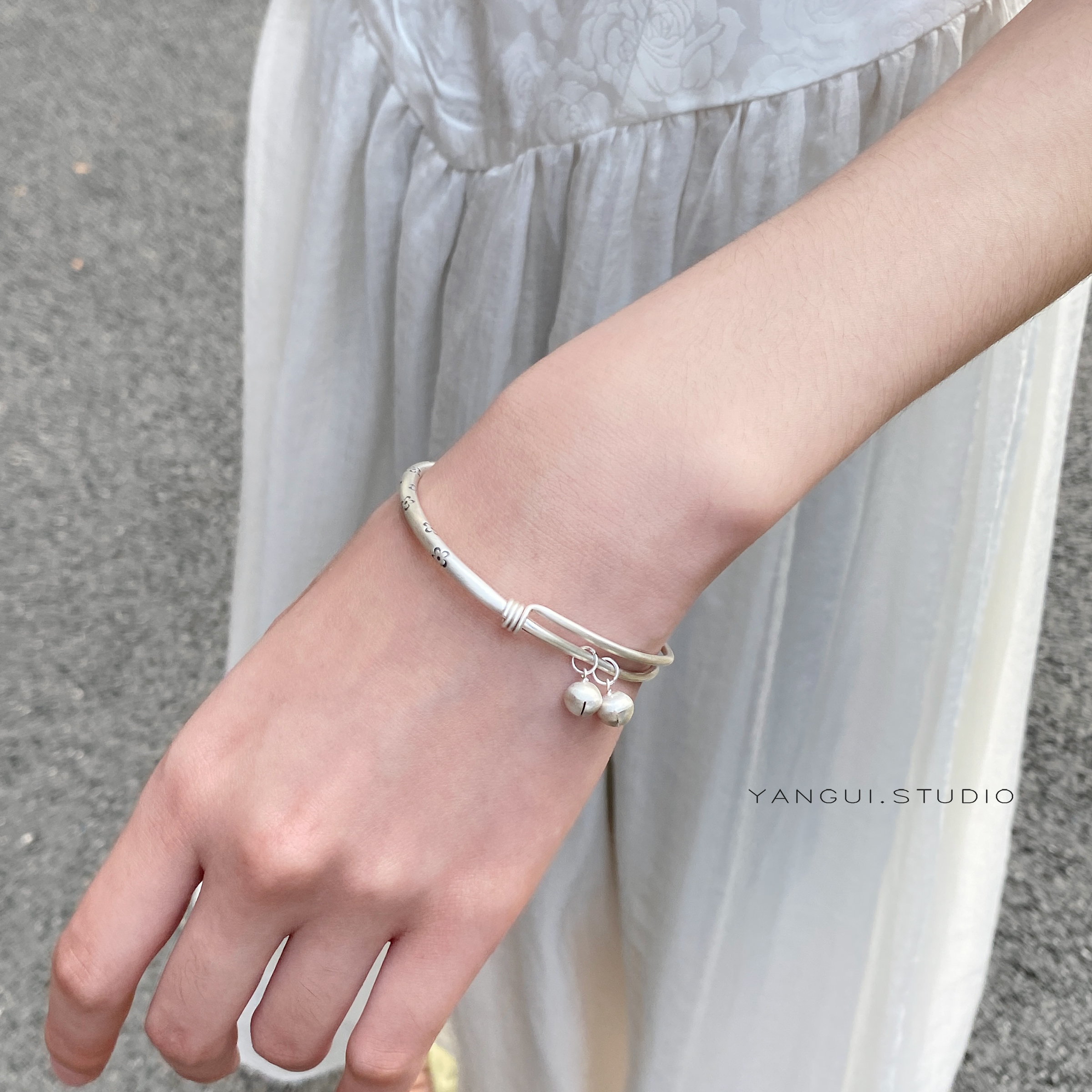 燕归梅花实心足银999手镯