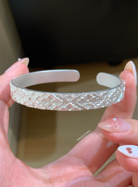 燕归窗留遇国风足银手工雕刻手镯