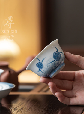 寻心白瓷堆绘撇口主人杯陶瓷茶杯釉下彩蓝色团花精致个人品茗杯子