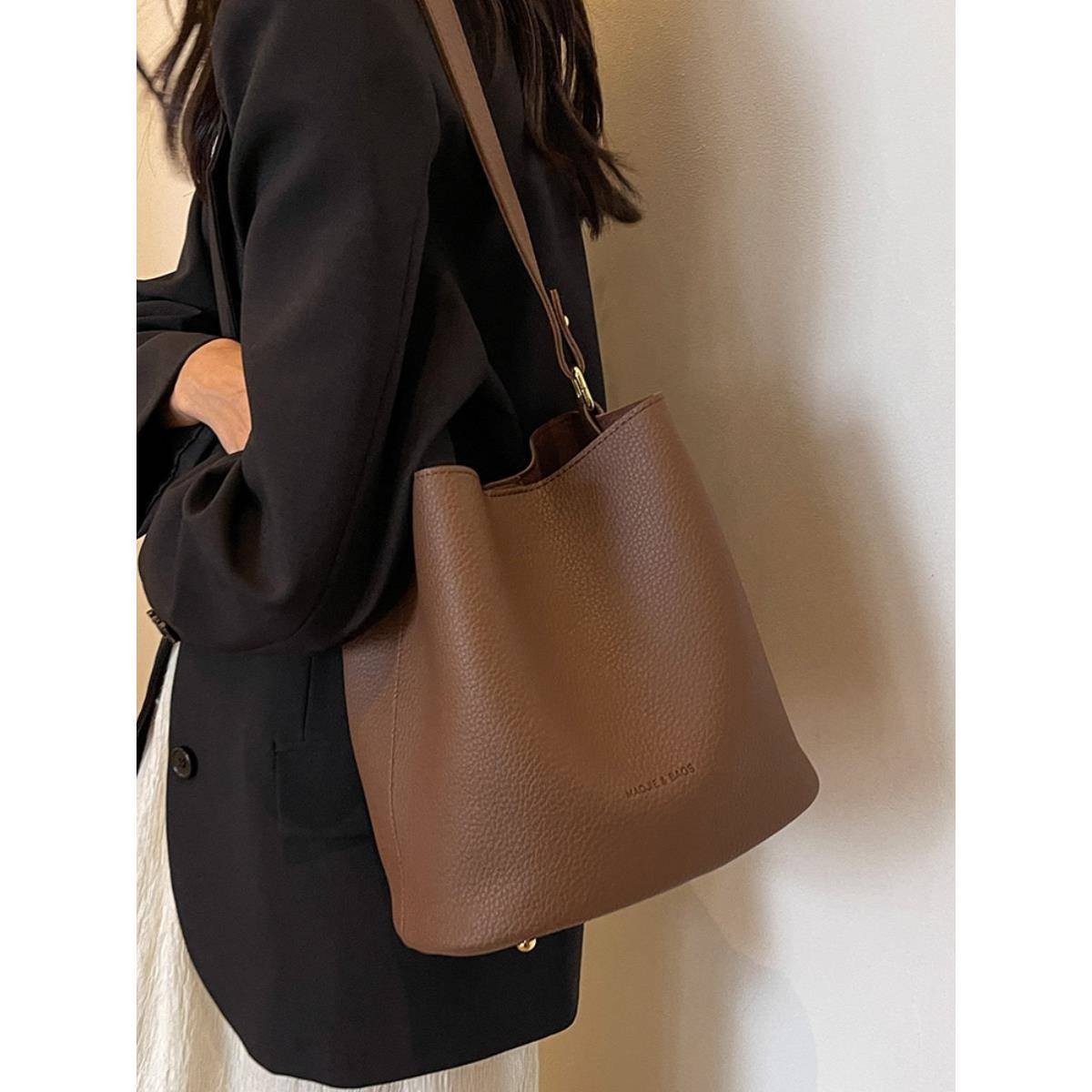 轻奢潮牌C.Keline包包女2025水桶包单肩包斜挎包高级感百搭腋下包