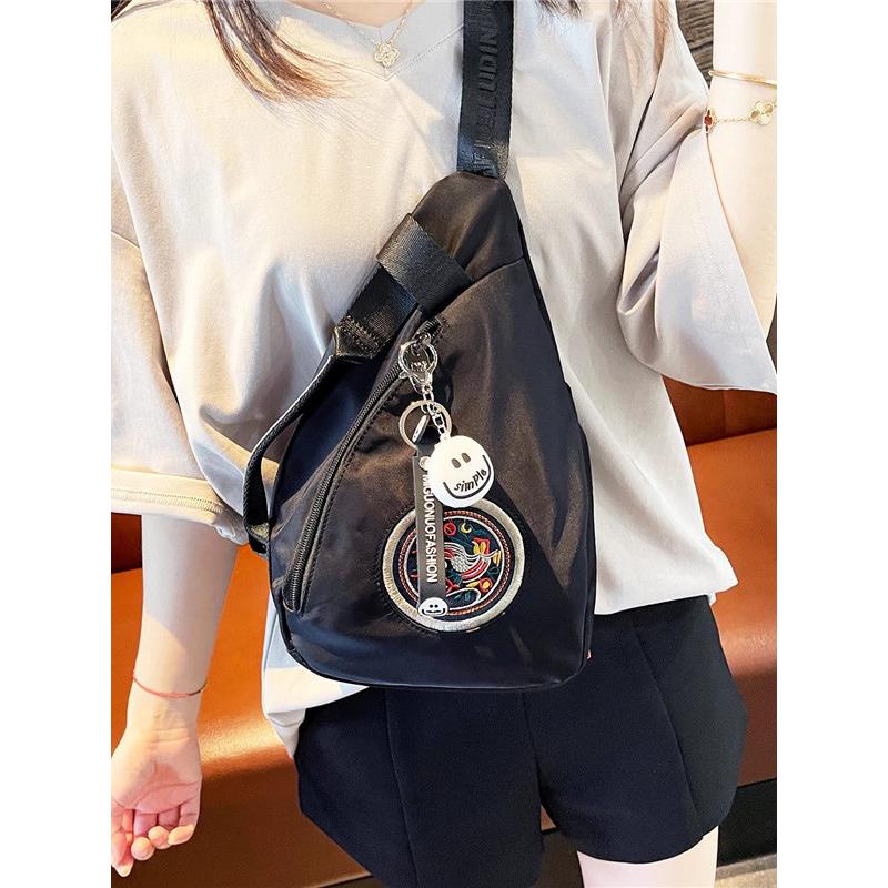 香港袋2025新时尚防水牛津布胸包女轻量级休闲自行车肩邮差包新潮