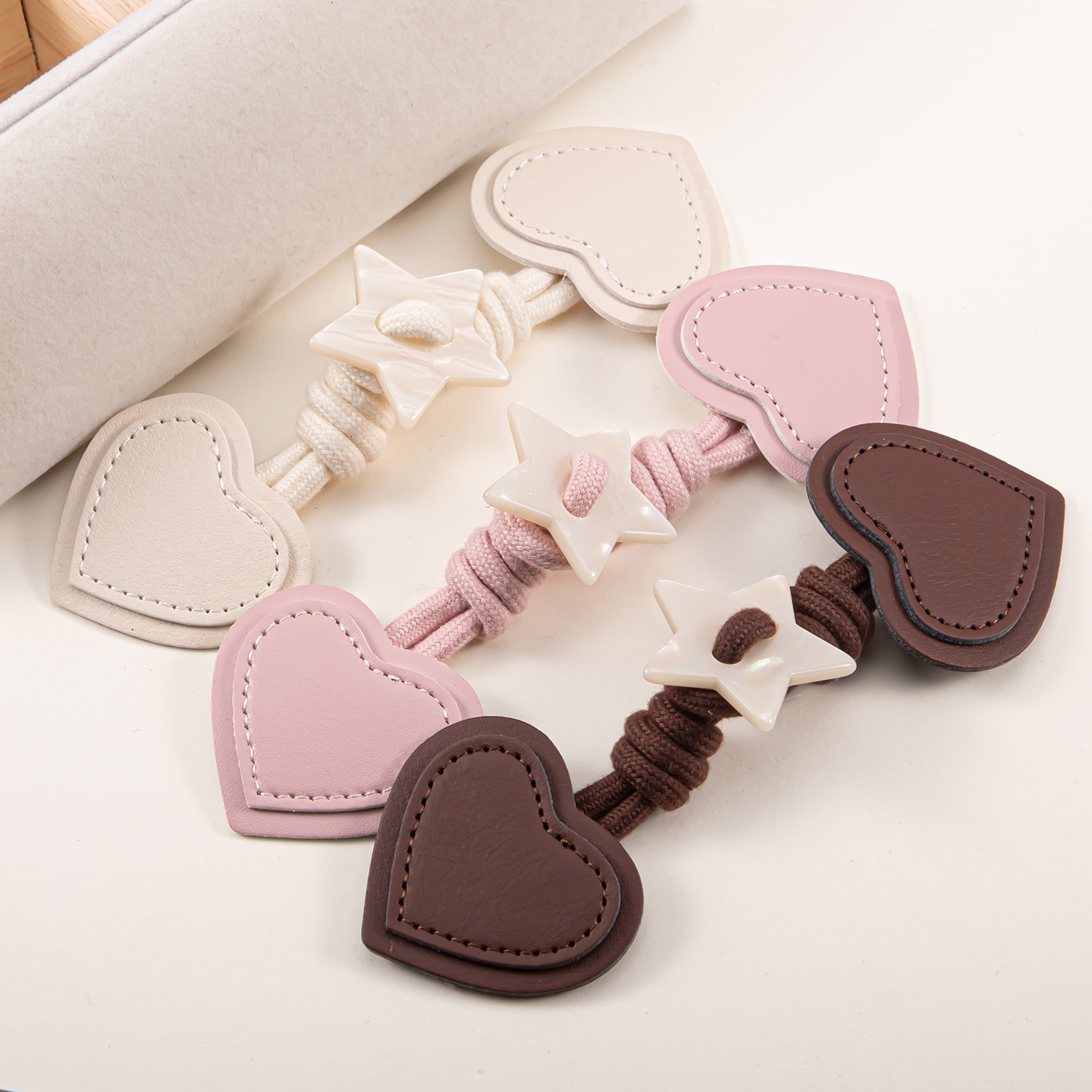 美亚娜羊绒大衣皮质牛角扣