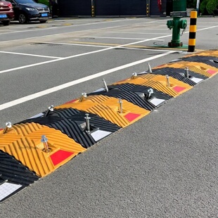 橡胶减速带橡胶道路限速缓冲带汽车公路马路铸钢减速带橡塑减速垄