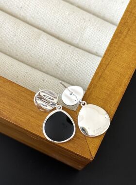 《黑色圆片》ins设计师款冷淡风酷甜黑色肌理纹圆片耳环925银耳钉