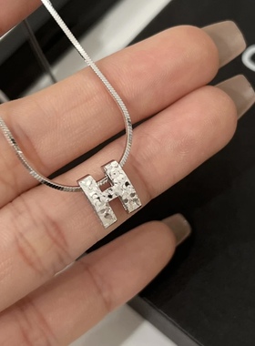 《高光瞬间》ins设计师款小众百搭个性车花H吊坠项链