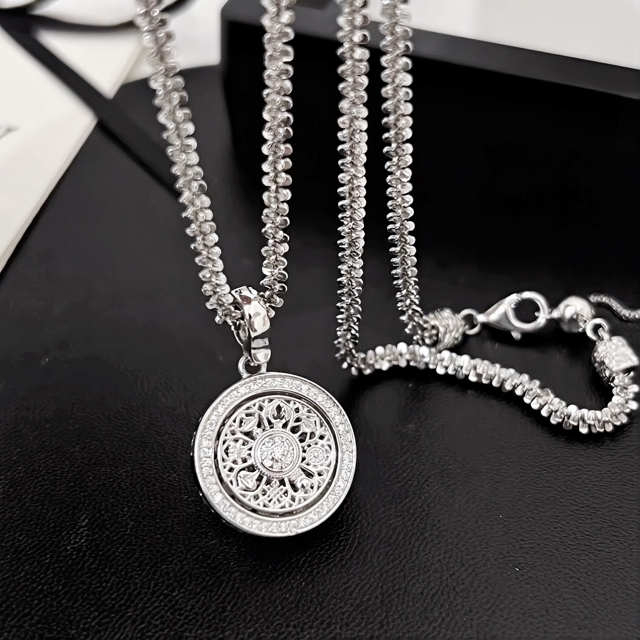 轻奢风可转动八宝罗盘项链