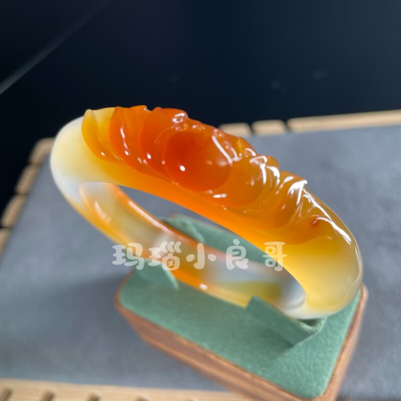 纯天然玛瑙俏色巧雕莲花手镯精工雕刻玉髓手环玉镯女生饰品送礼