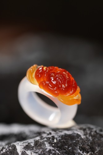 天然玛瑙俏色巧雕牡丹花戒指精工雕刻玉髓戒圈板指女生饰品送礼佳
