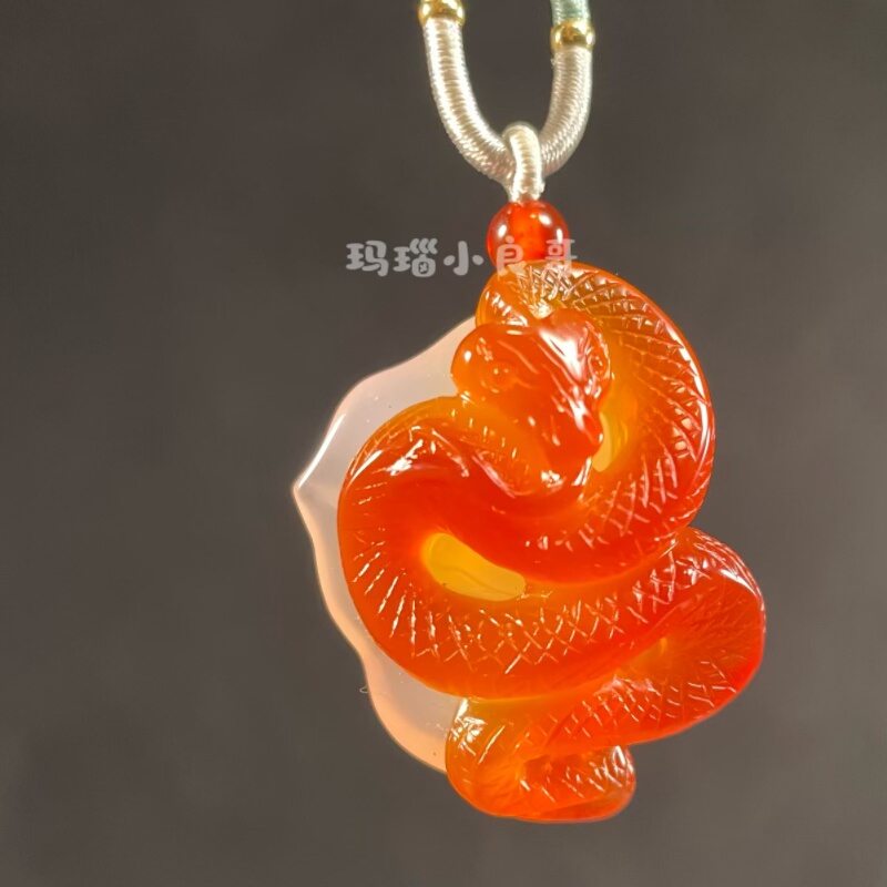 纯天然红玛瑙生肖蛇挂件精工俏色巧雕生肖蛇吊坠纯手工雕刻蛇项链