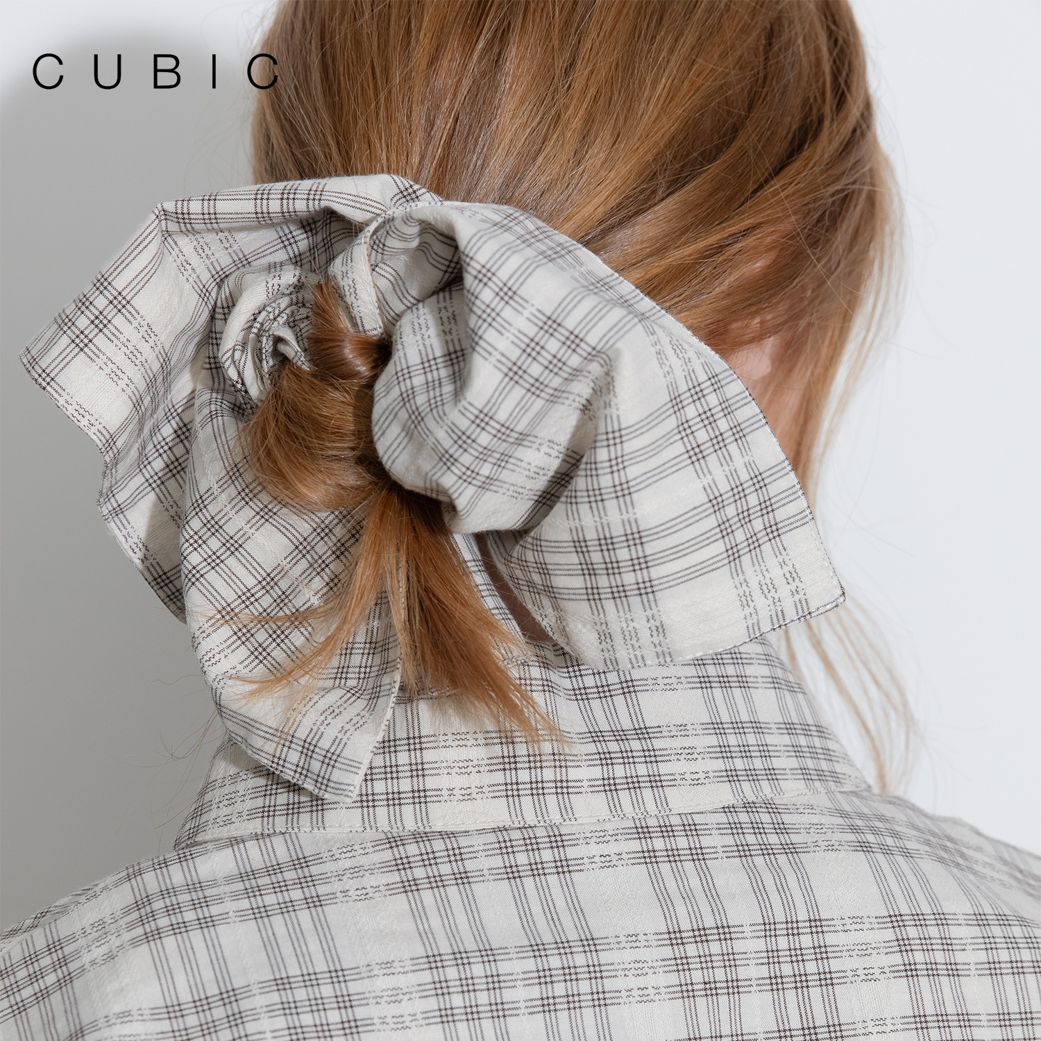 CUBIC 春日小苍兰 logo金属小圆标提花肌理感色织格纹方巾发圈