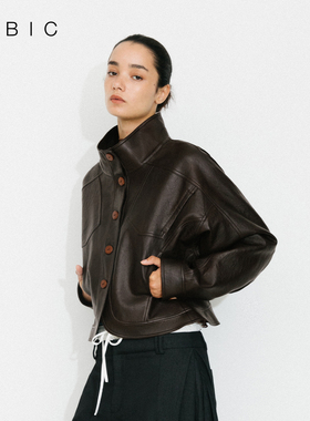 CUBIC深棕色短款宽松立领外套复古摩登休闲感中性风显瘦夹克皮衣