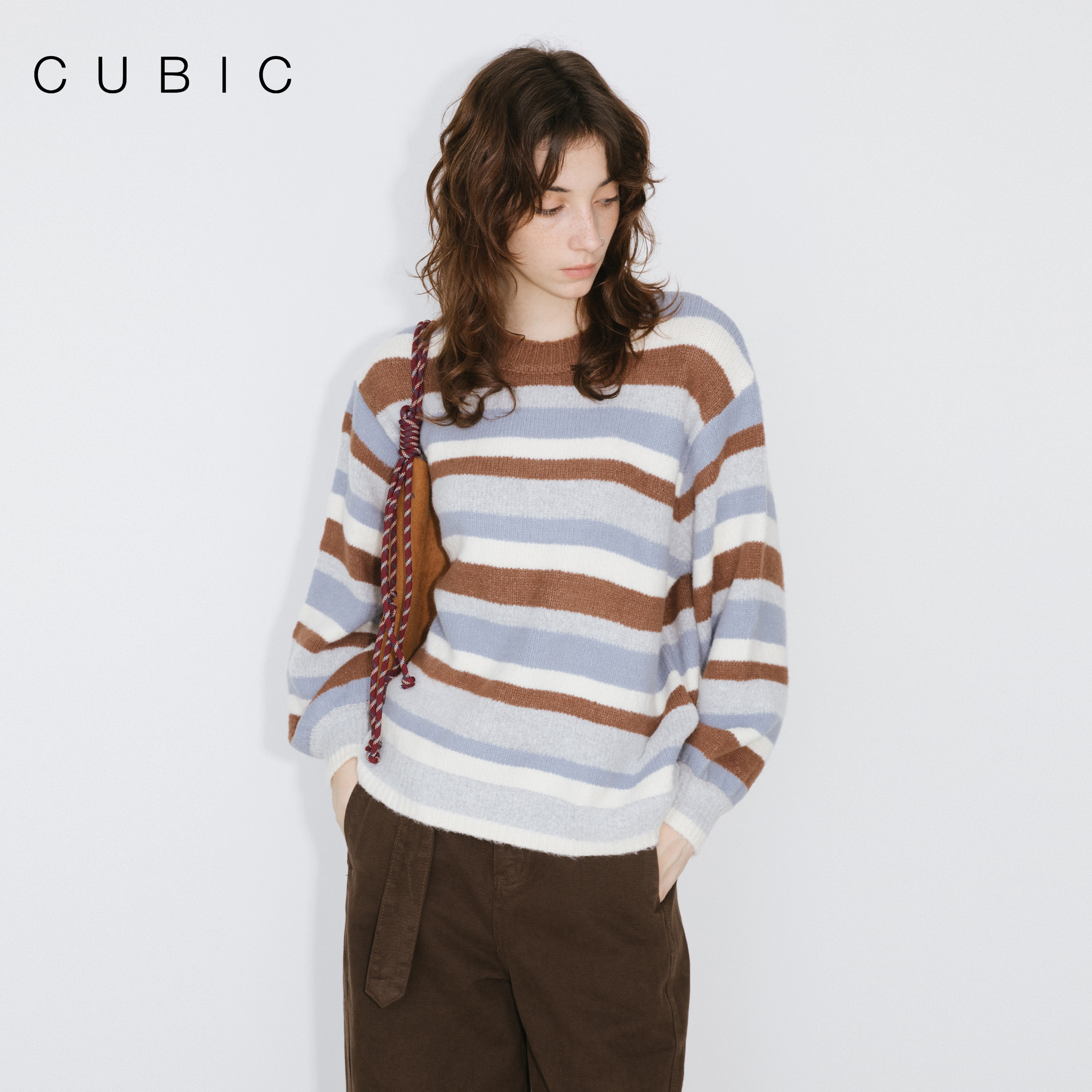 CUBIC撞色条纹圆领针织毛衣