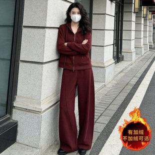 2026冬季新款时尚休闲套装女酒红色加绒连帽卫衣阔腿裤运动两件套
