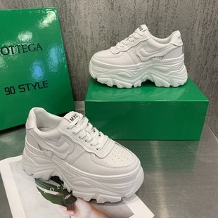 子2025秋冬加绒老爹女松糕运动鞋 女鞋 真皮网面8cm厚底小白鞋 韩版