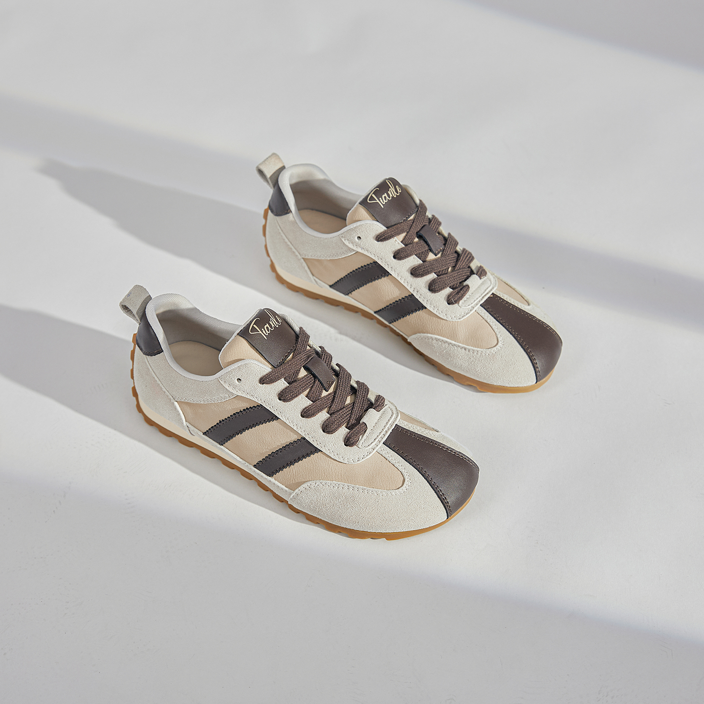 2025秋季新款厚底老爹鞋女百搭网面透气增高水晶底气垫休闲运动鞋