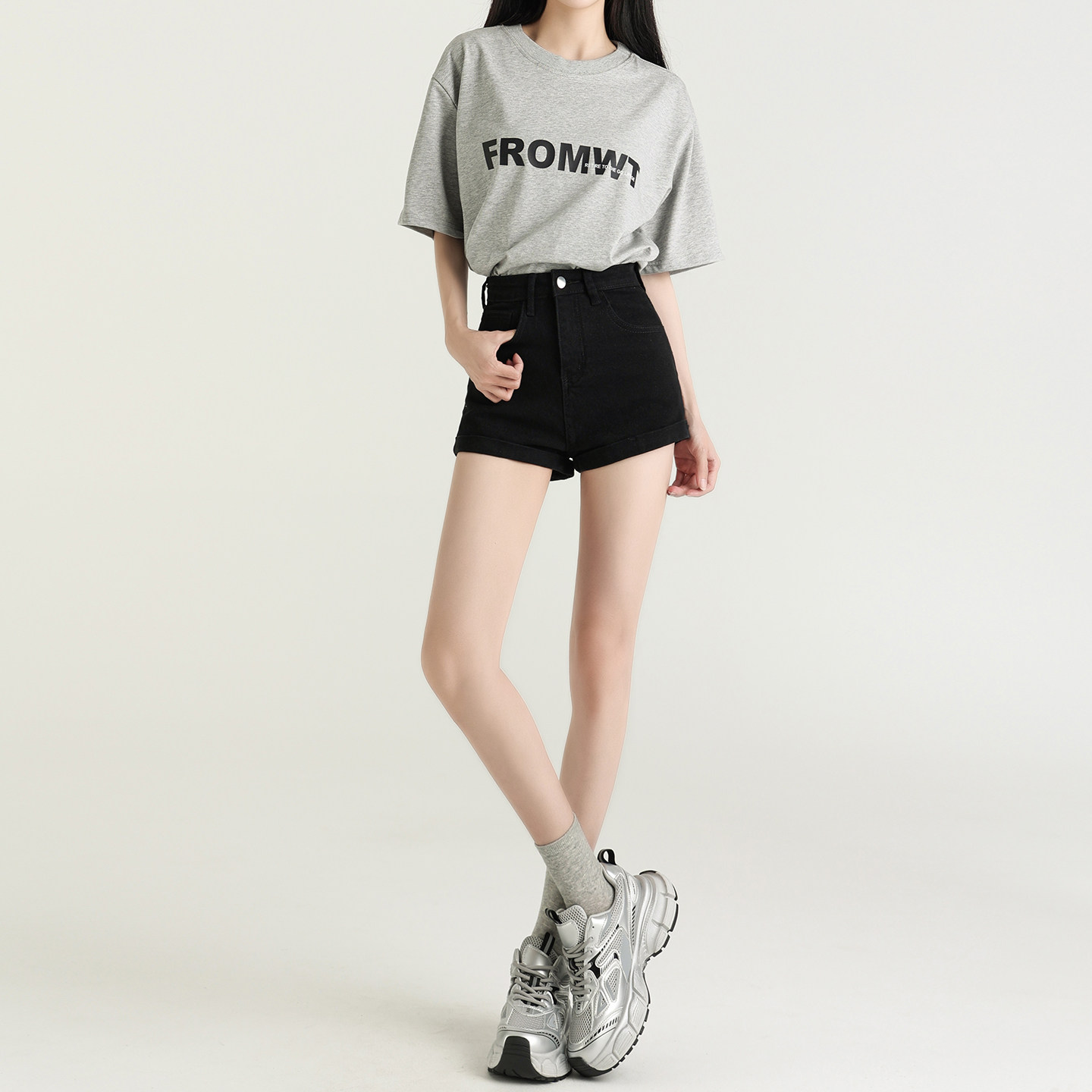 气质美式黑色A字卷边牛仔短裤女