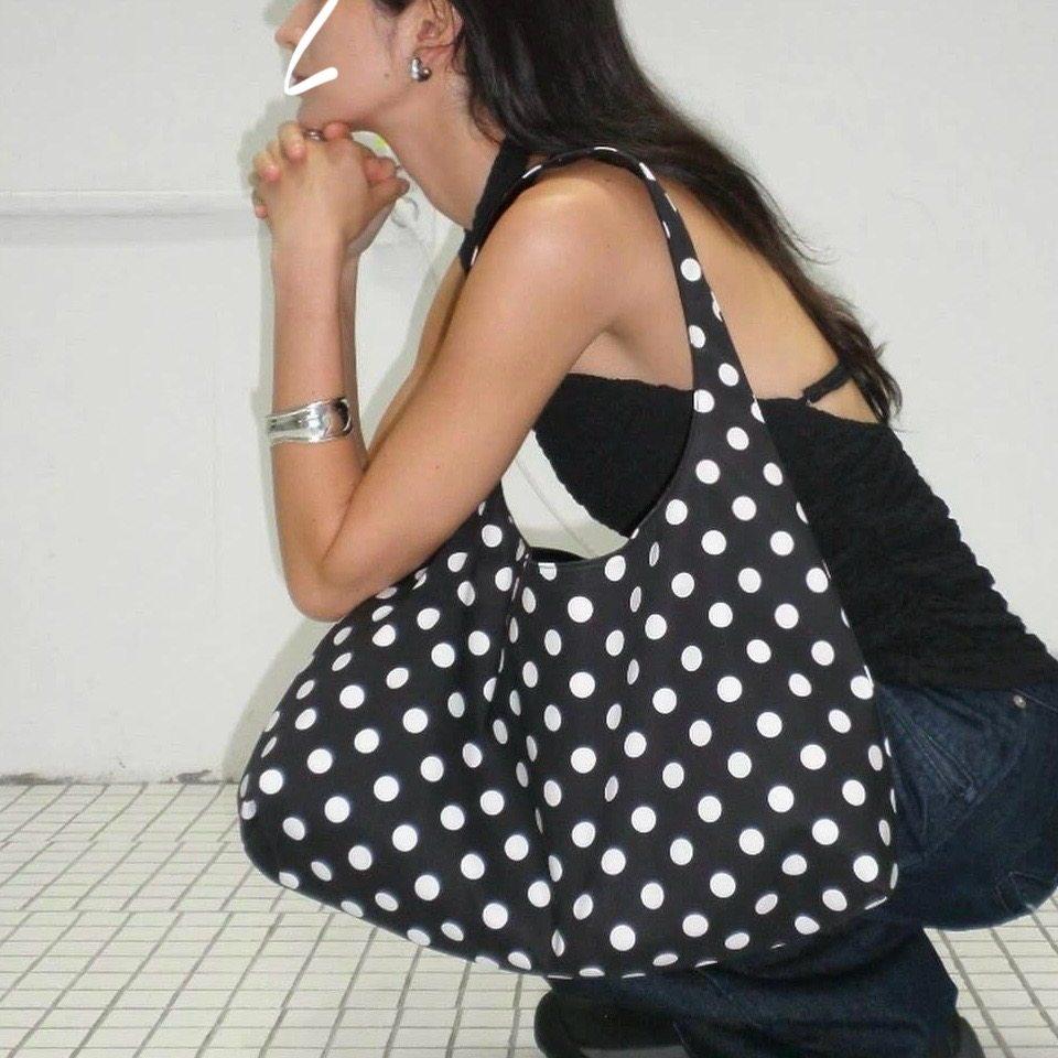 2025新款小众设计极简风时尚大容量黑白波点帆布包圆弧单肩托特包