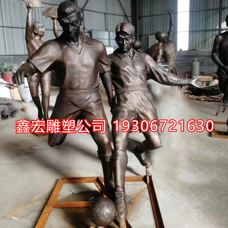 定制铸铜户外仿铜运动员体育生踢球人物雕像广场园林校园雕塑摆件