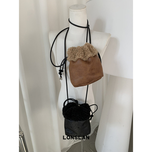 Lonslan BAG 2024WINTER秋冬毛绒抽绳手机包复古斜挎可爱小包包