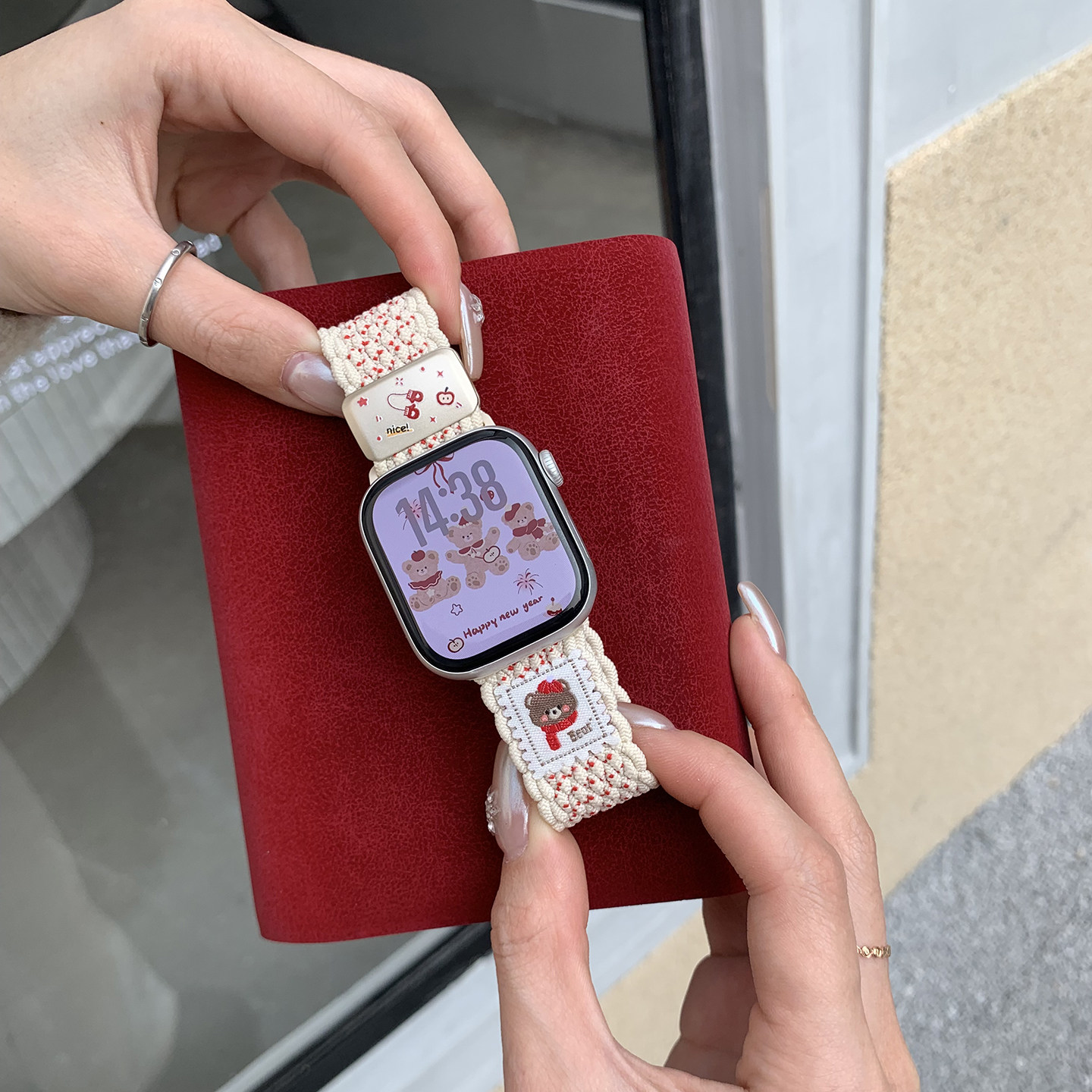 适用苹果s11编织尼龙手表带Apple Watch11可爱小熊磁吸腕带S10秋冬S9创意女生se高级感iwatchs8透气s7新年款