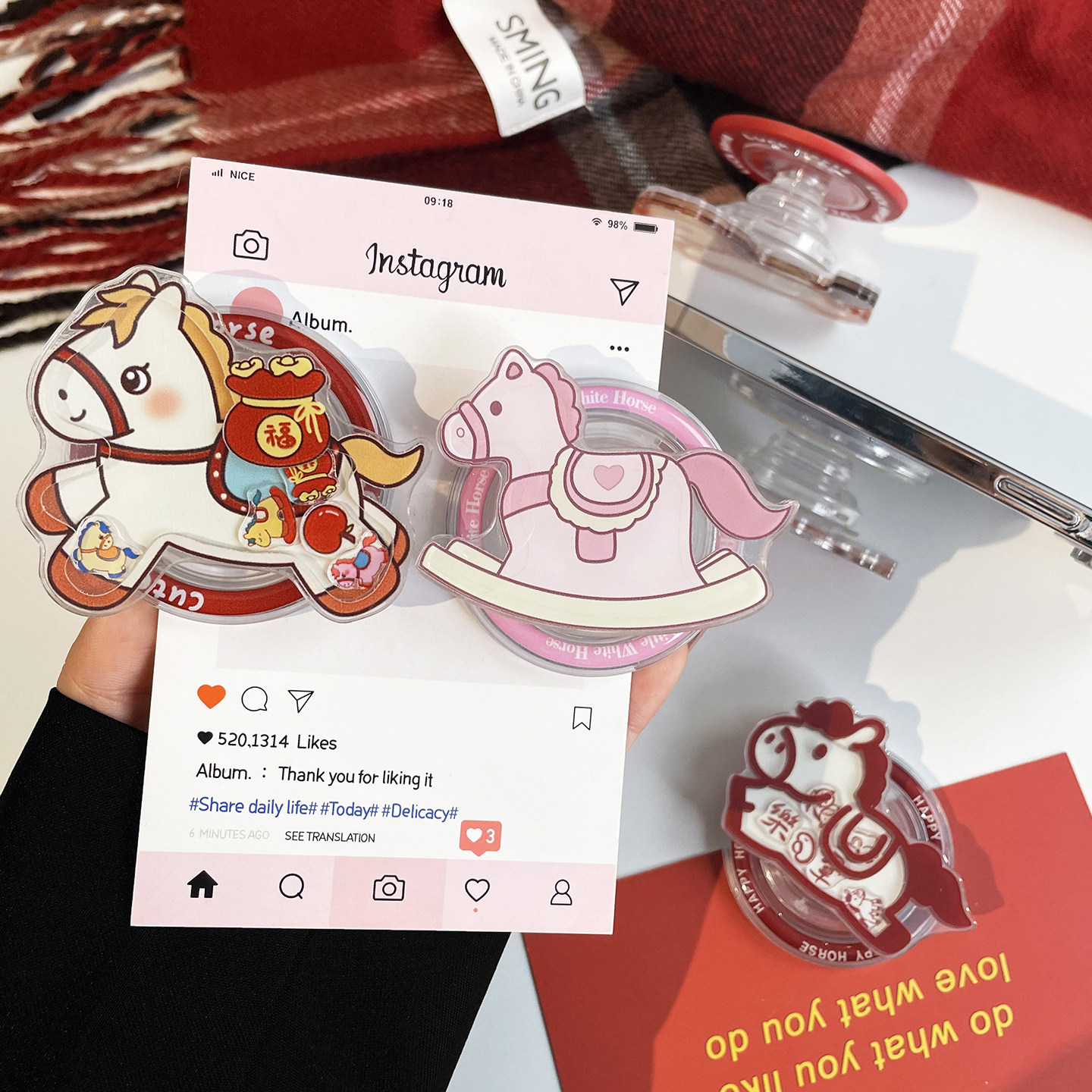 马年摇摇乐支架手机磁吸支架适用苹果手机壳可伸缩气囊懒人桌面可爱情