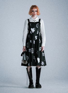 Lapaki Paka 复古朋克满印3D图案叛逆皮肩带百褶裙下摆收腰连衣裙