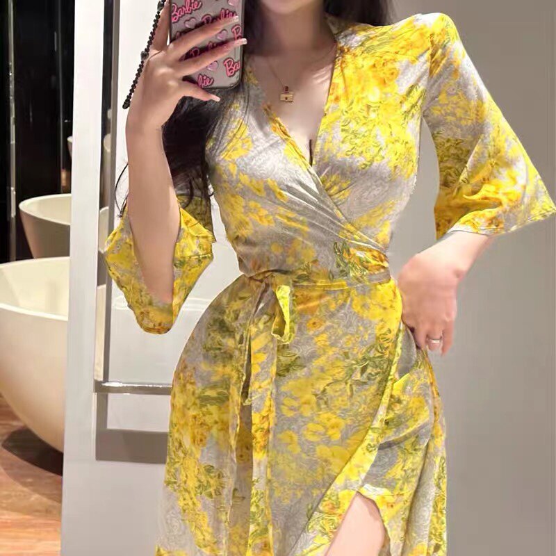 黄色战袍连衣裙胖mm纯欲一片式裹身长裙法式碎花收腰度假沙滩裙