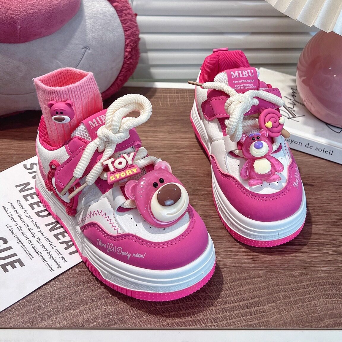 女童鞋子春款皮面低帮板鞋防水2026新款春秋款儿童小童运动鞋软底