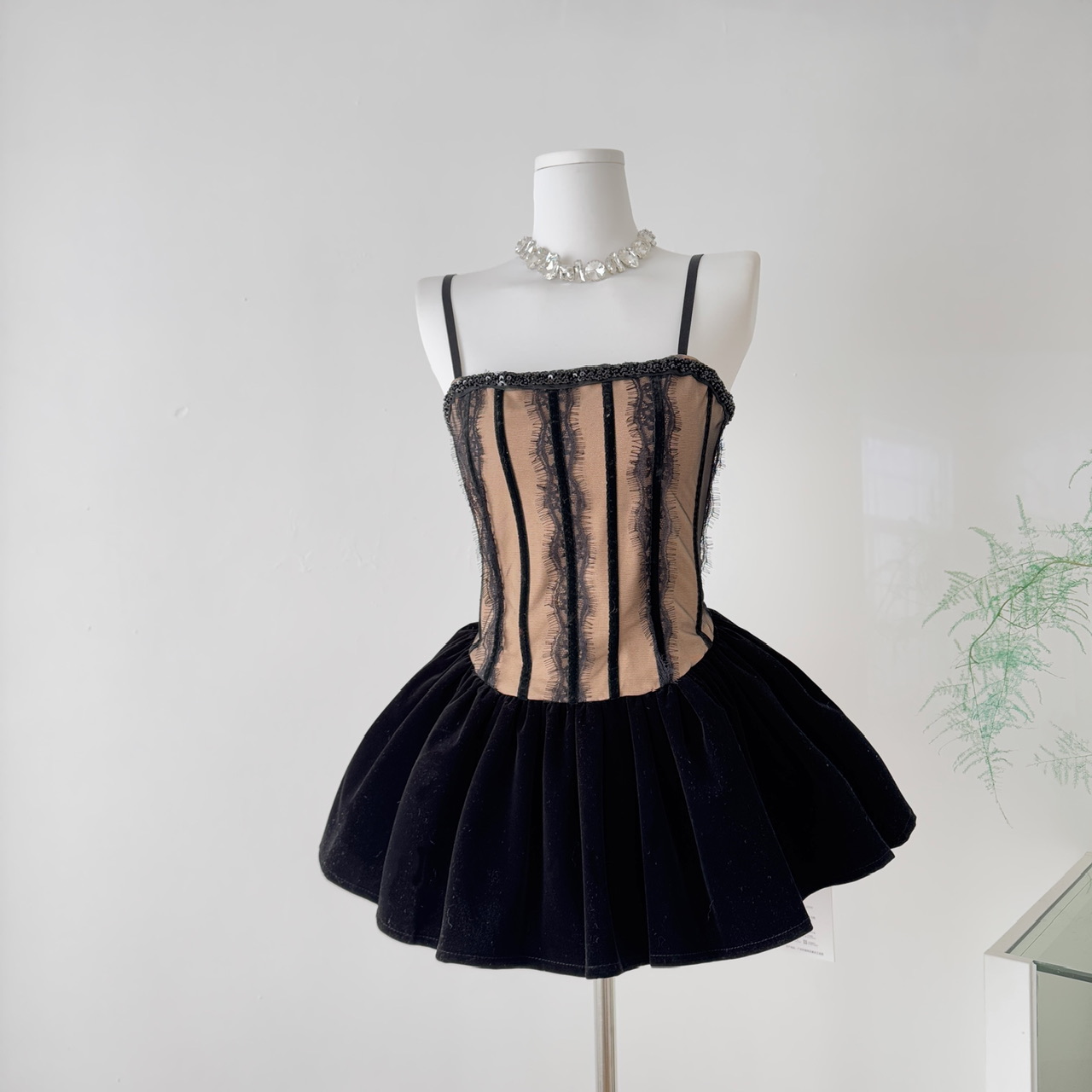 Swee小众设计黑天鹅蕾丝拼接丝绒芭蕾风吊带连衣裙配短裤重工时尚