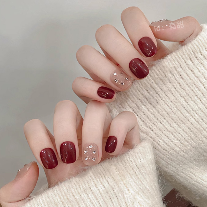 红色系穿戴甲短款手工定制超显白穿戴美甲2025新年款春夏指甲贴片