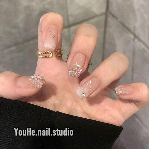 精致穿戴甲短款2025新年款新娘穿戴美甲高级感显白纯手工指甲贴片
