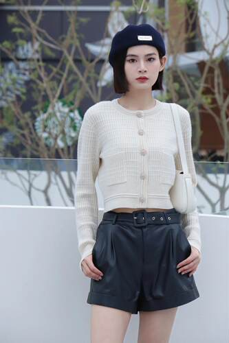 歌L思   23年全标大货   杏色羊毛+山羊绒开衫 EWE344M05200