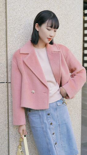 歌L思   22年全标大货  粉色羊驼毛外套 EWE334D01300