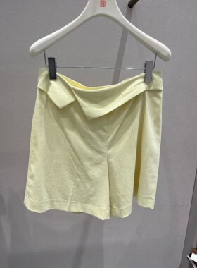 歌L思    鹅黄色短裤 EWA322K01900