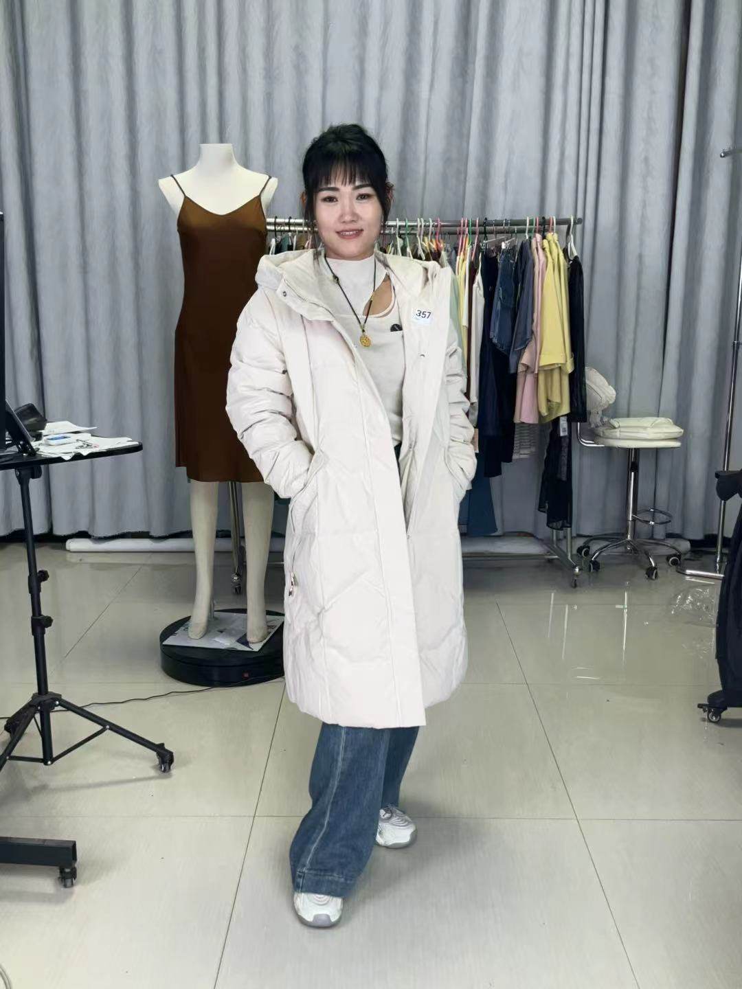 千仞岗  米白色羽绒服 24年无吊牌