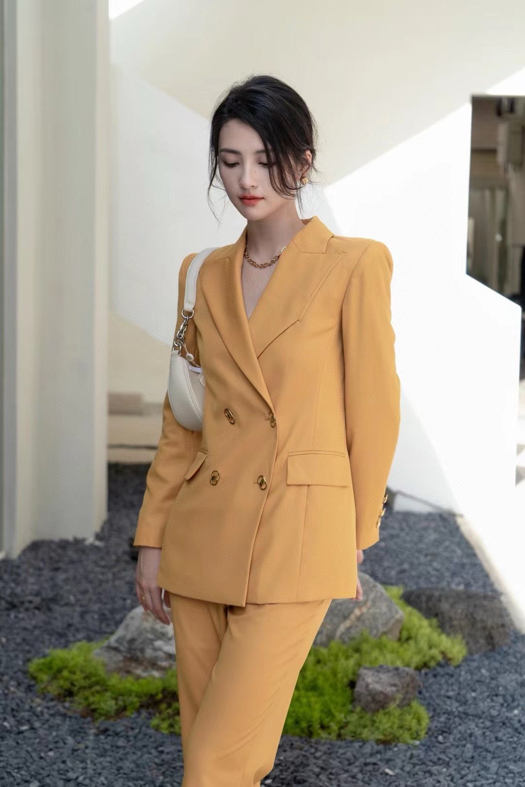 歌L思  22年全标大货  琥珀黄西装外套 EWF333T00500